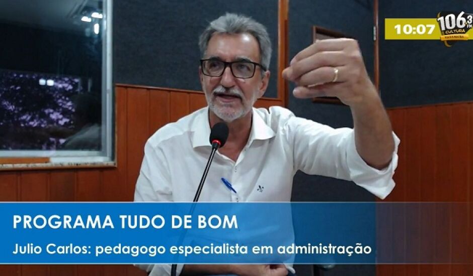Professor Julio Carlos da Silva, em entrevista ao Programa Tudo de Bom, nos estúdios da Rádio Cultura FM Paranaíba