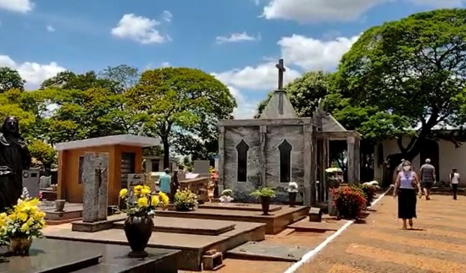 No Cemitério Municipal Santo Antônio a movimentação de pessoas durante período da manhã foi significativa