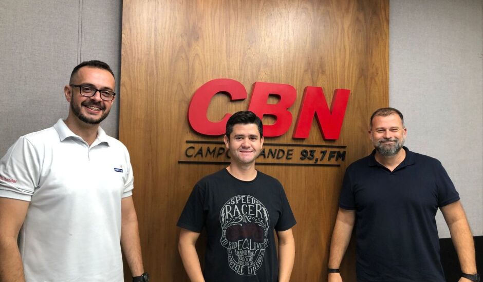 Da esquerda para a direita, Rogério Barcelos, Diego Frank e Paulo Cruz no programa CBN Motors deste sábado (6).