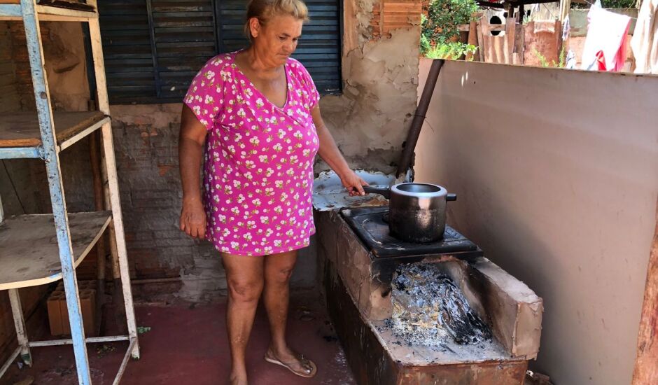 Ivonete da Silva trocou o gás de cozinha pelo fogão à lenha, em razão do alto valor do item.
