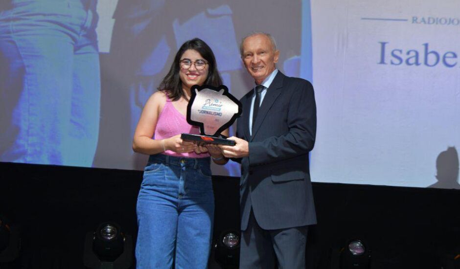 Isabelly Melo levou o troféu de melhor matéria do radiojornalismo da Capital.