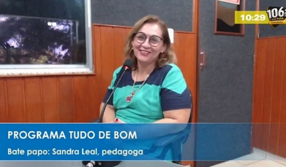 Professora Sandra Leal, nos estúdios da Rádio Cultura FM Paranaíba