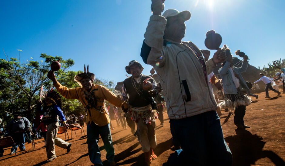 Indígenas em celebração tradicional na aldeia Jaguapiru 