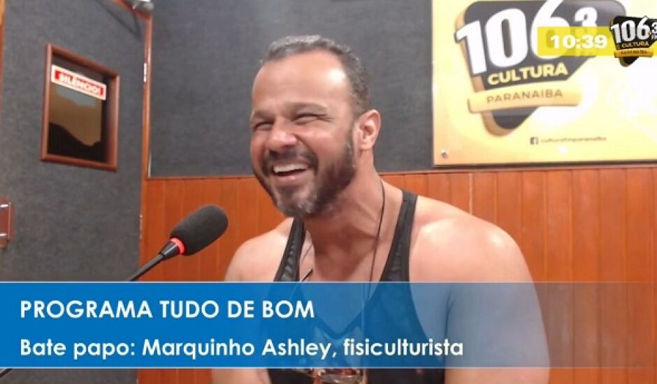Marquinho Ashley, fisiculturista, em entrevista nos estúdios da Cultura FM Paranaíba