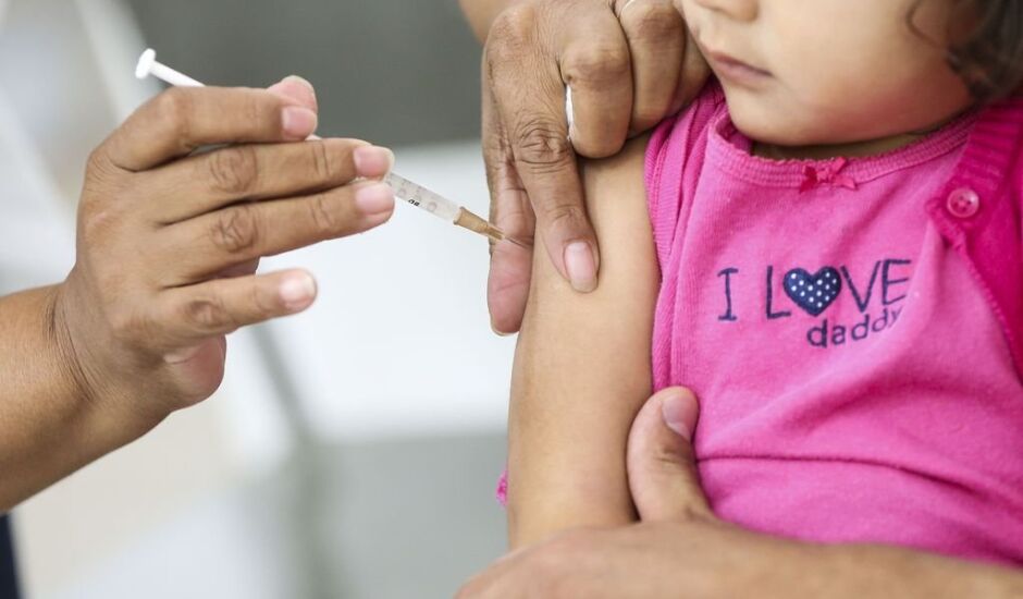 De acordo com especialistas, muitos pais ainda possuem medo dos efeitos adversos da vacina