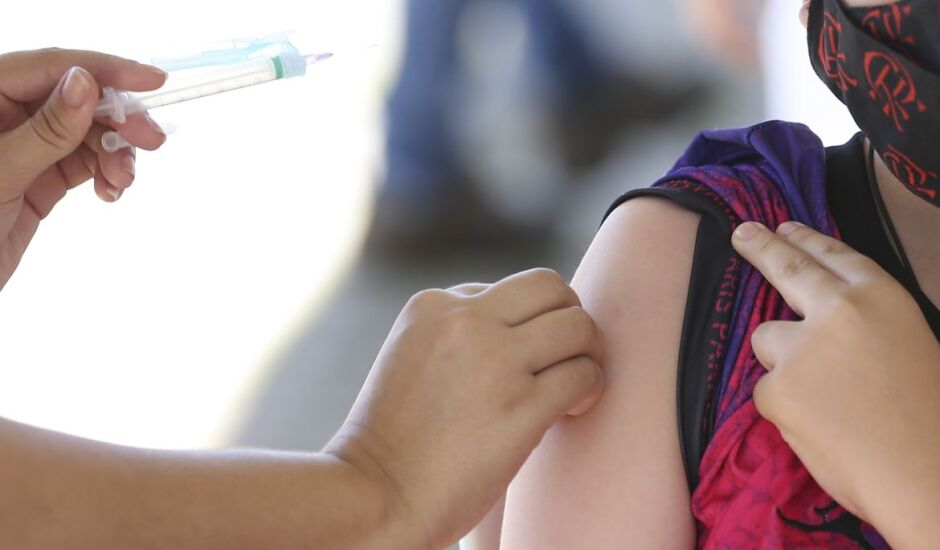Vacinas da Pfizer e CoronaVac são utilizadas no país para imunicar crianças com idades entre 5 e 11 anos e, adolescentes dos 12 aos 17.
