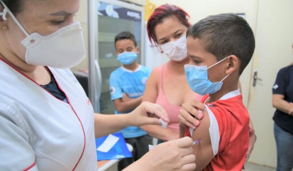 Imunização de crianças em unidades de saúde na capital 