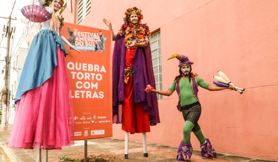 Artistas circenses durante apresentação em festival de cultura