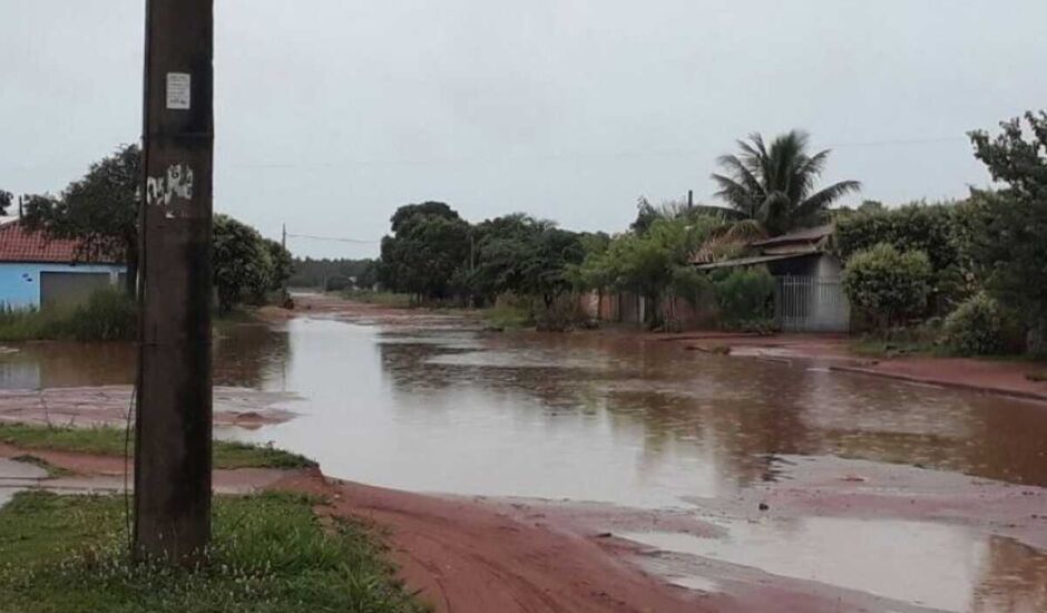 a água acumulada fica no cruzamento entre as ruas Domingos Rímoli com a rua Luiz Correa Silveira.