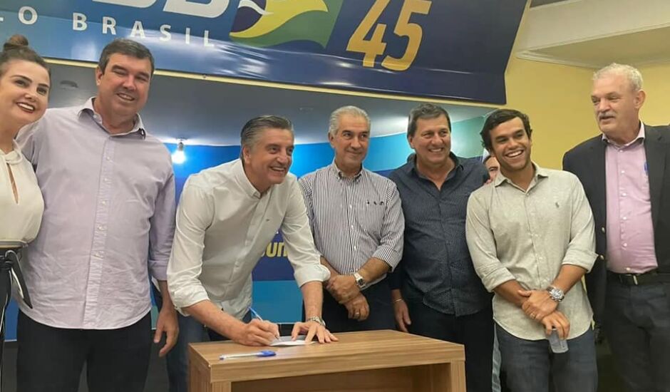 Dagoberto ao lado de novos colegas de partido, assina ficha no PSDB