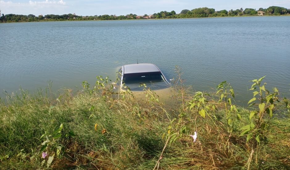 Carro dentro de lagoa chama atenção de populares