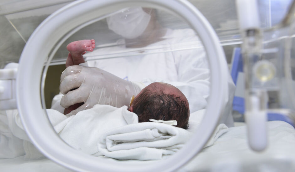Bebê prematuro em leito de UTI
