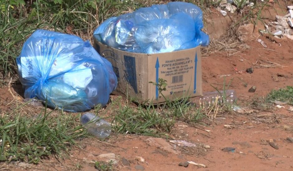 O acúmulo de lixo é preocupante e traz risco para a saúde das pessoas que moram nas proximidades.