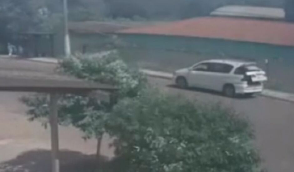 Denúncias foram feitas depois que carro foi filmado parando perto de escola municipal, em Corumbá