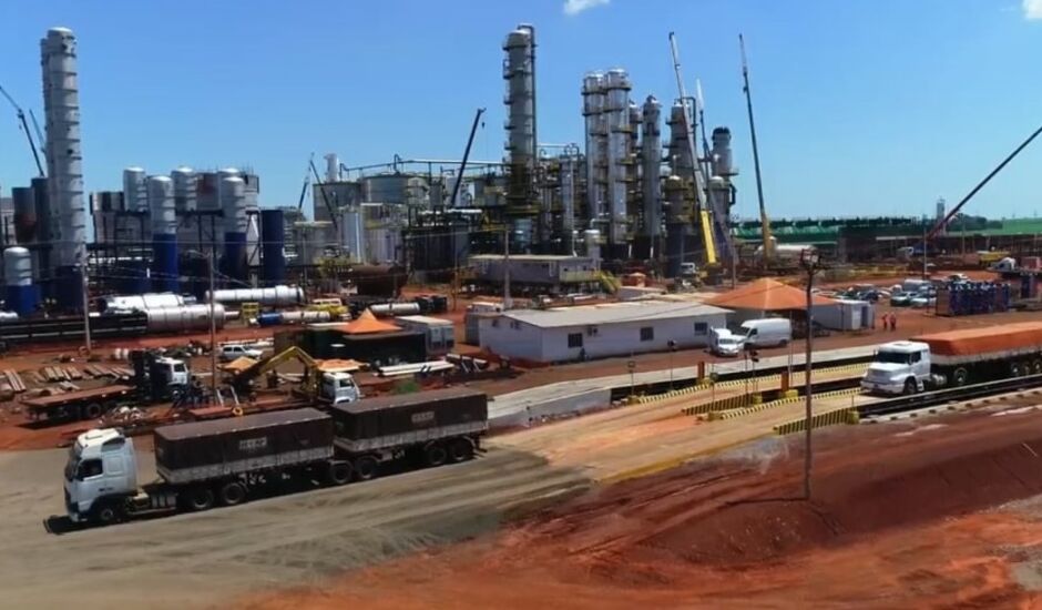 Obras da usina de etanol no município de Dourados