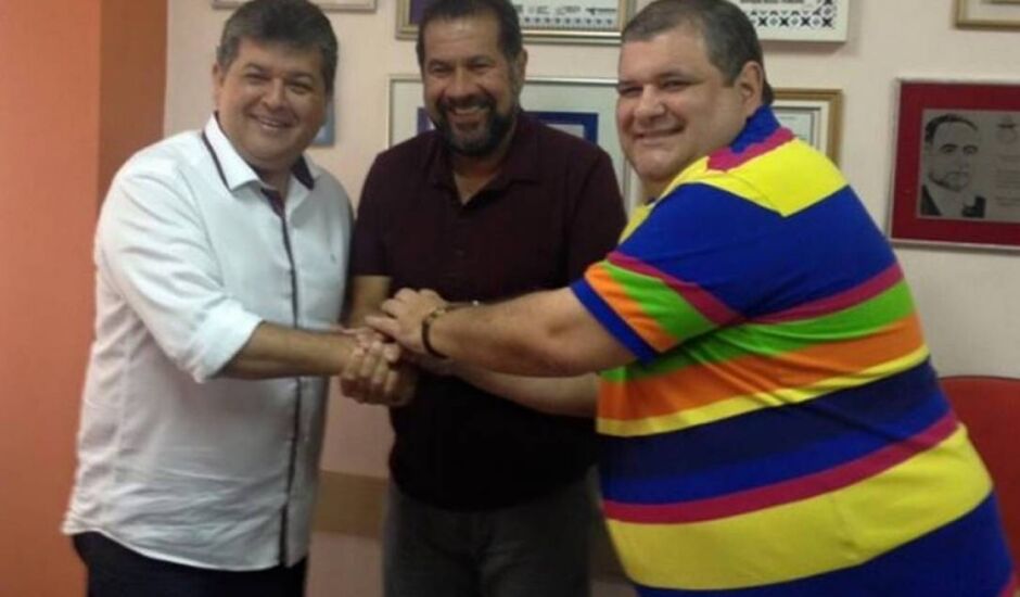 Ao centro, Carlos Lupi, presidente nacional do PDT, com Marcelo Panella, tesoureiro e interventor em MS ao seu lado, de camisa listrada