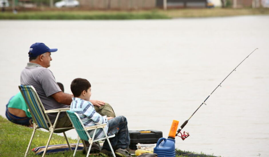 Famílias foram pescar no parque municipal neste fim de semana