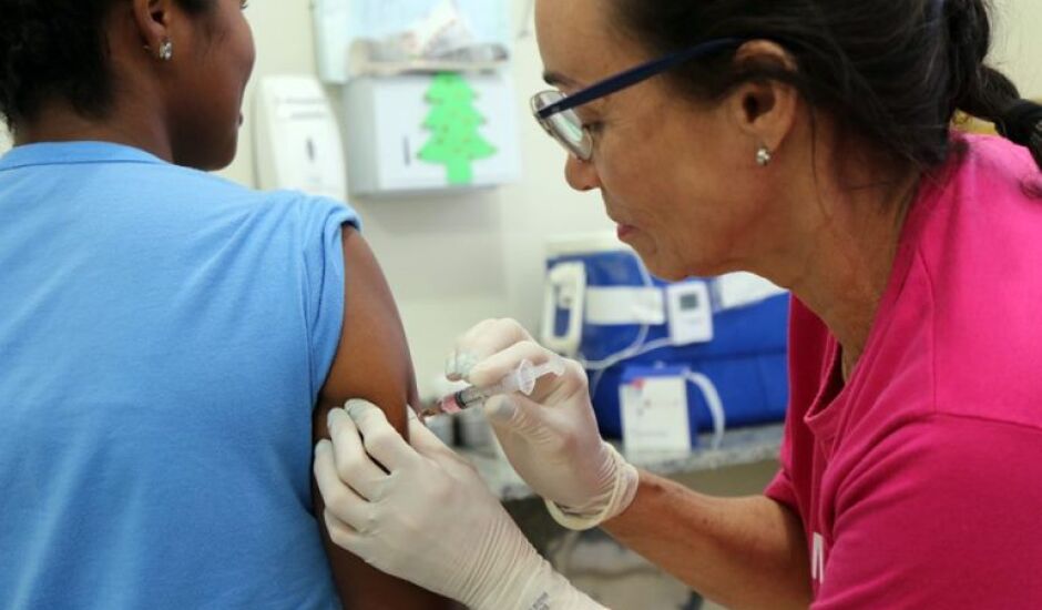 A vacinação contra Covid-19 para crianças de 5 a 11 anos de idade passa a ser realizada apenas nas Unidades de Saúde (USFs) e não mais na Clínica da Criança.