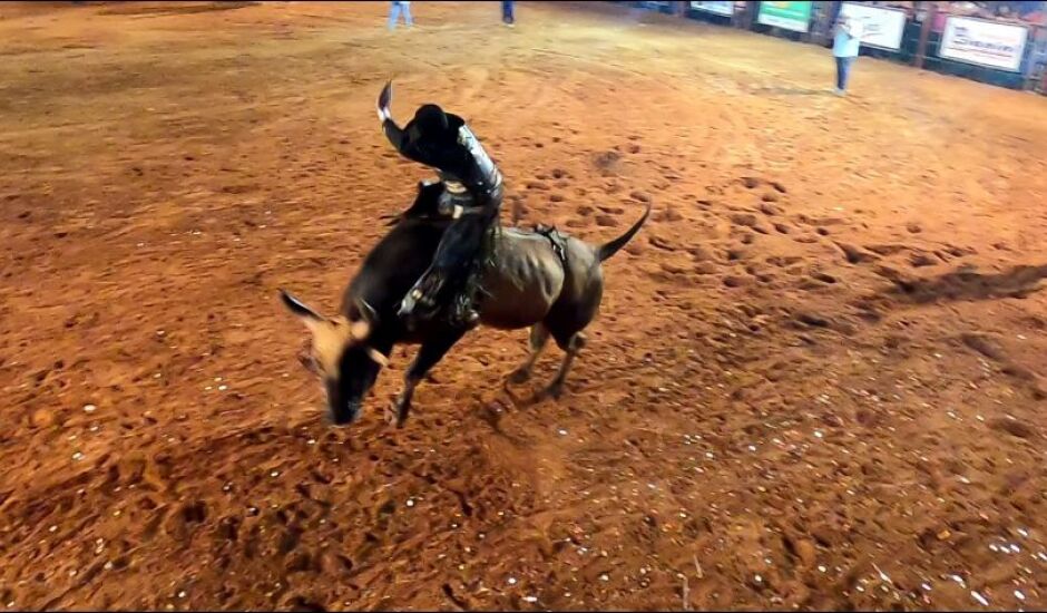 O peão Cassio Dias foi o campeão na montaria em touros 
