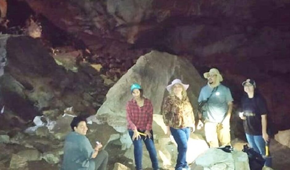 Pesquisadores fazem avaliação dos achados dentro da caverna