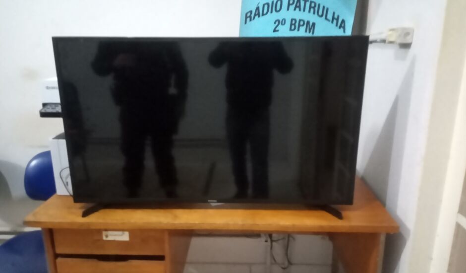 Menor e adulto furtam TV de escola e a dupla acabou defeitos pela Polícia Militar