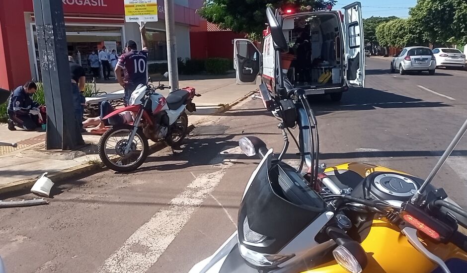Acidente entre pick-up e moto deixou uma mulher ferida