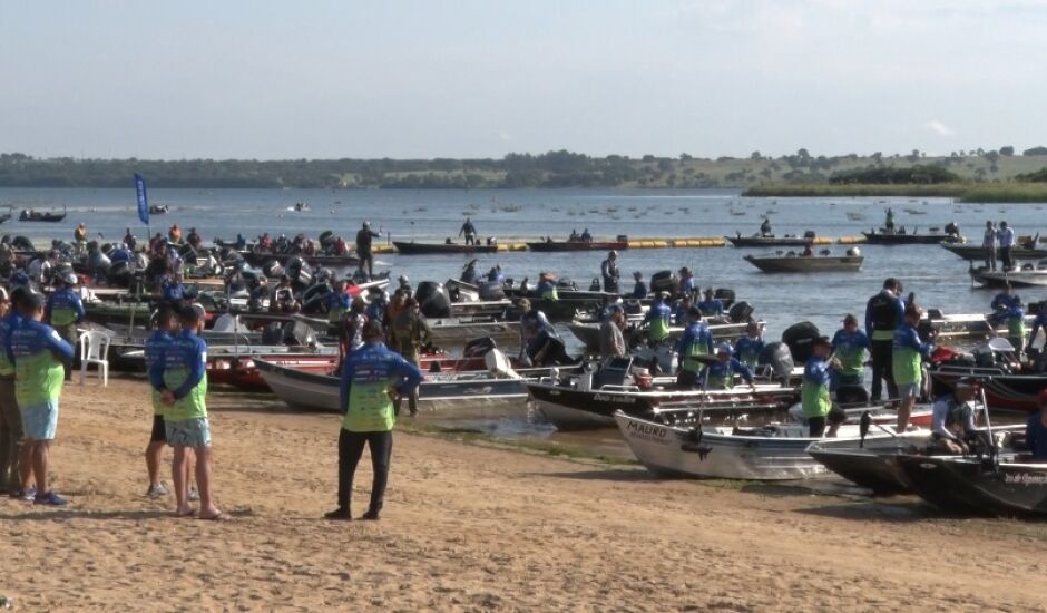 Paralisado por dois anos por conta da pandemia, o evento reuniu mais de 330 equipes de pescadores, no Balneário Municipal Miguel Jorge Tabox.