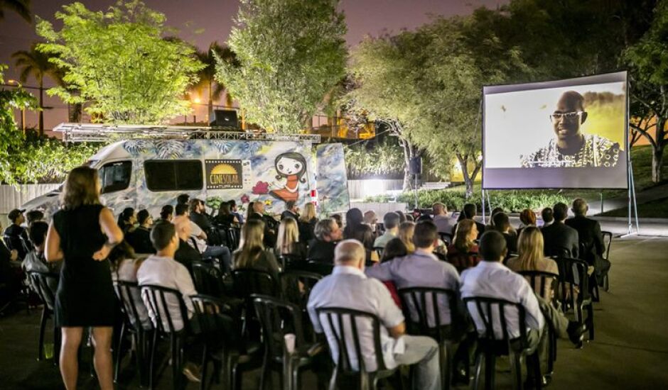 O CineSolar  que tem a versão CineSolarzinho para o público infantil  é o primeiro cinema itinerante do Brasil movido a energia limpa e renovável