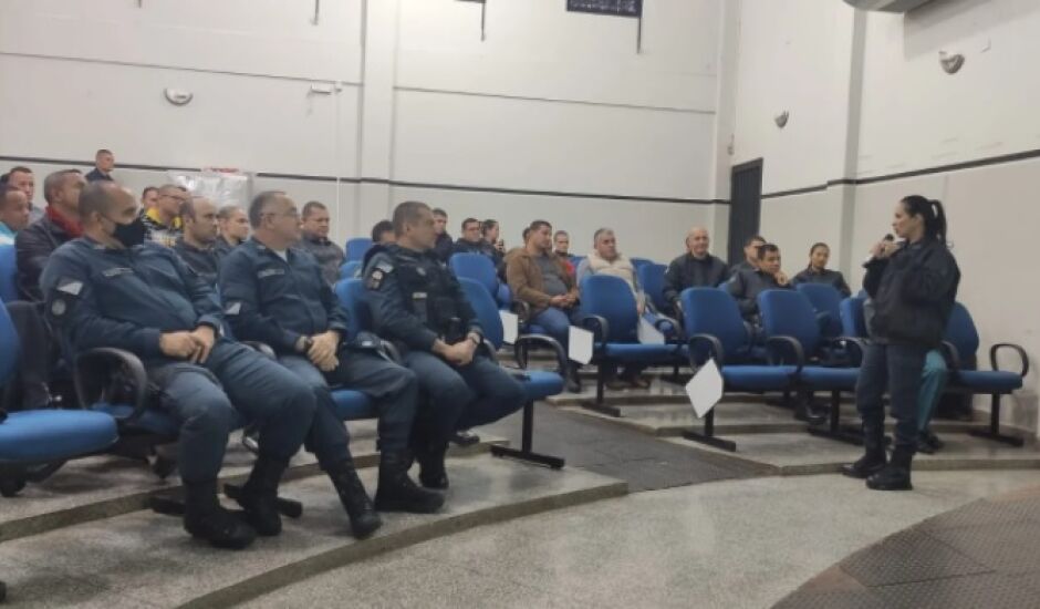 Policiais militares do 13&ordm; Batalhão participaram da palestra "Inteligência Emocional" de prevenção ao suicídio ministrada pela tenente-coronel PM Kátia Souza Santos