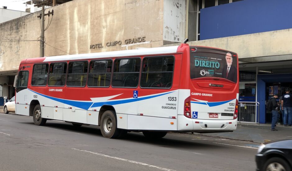 Ônibus voltam às ruas depois de um dia de paralisação