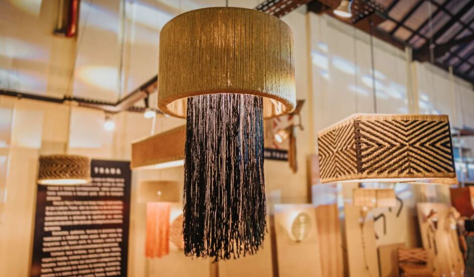 Luminária inspirada nas sementes de guavira e artesanato indígena 