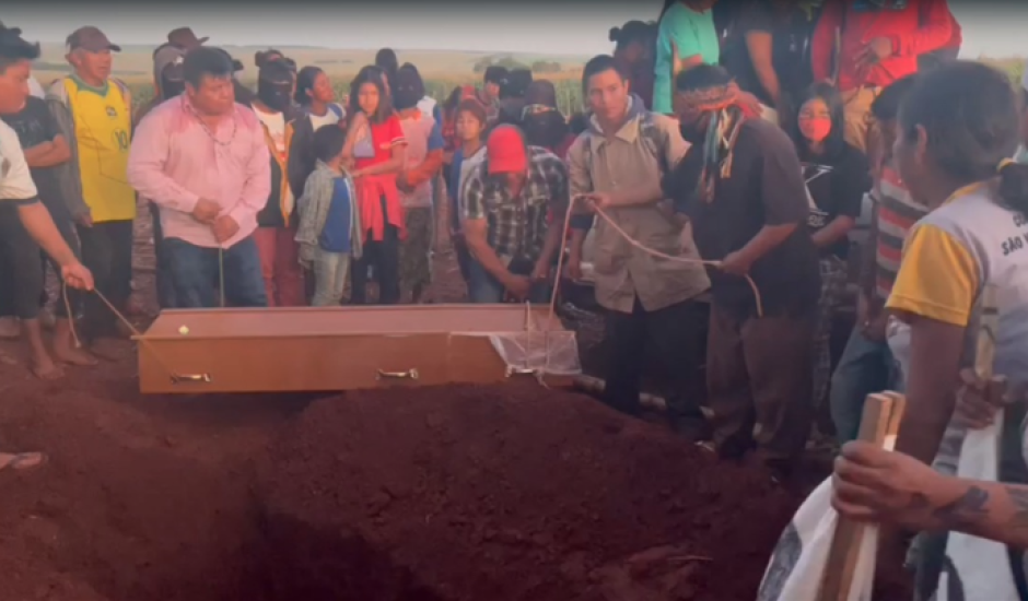 Comunidade indígena de Amambai durante enterro de Vitor Fernandes 
