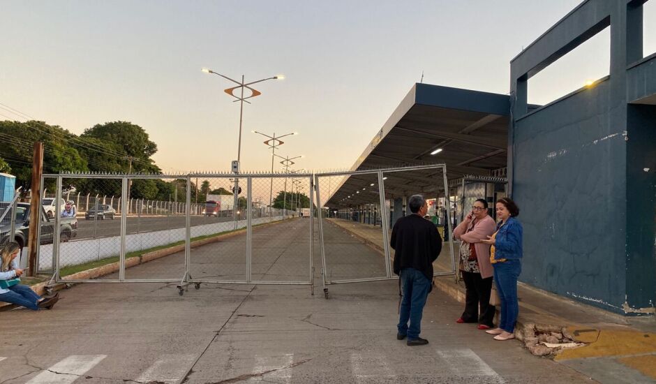 Terminal fechado pela manhã, quando foi deflagrada a greve do transporte coletivo