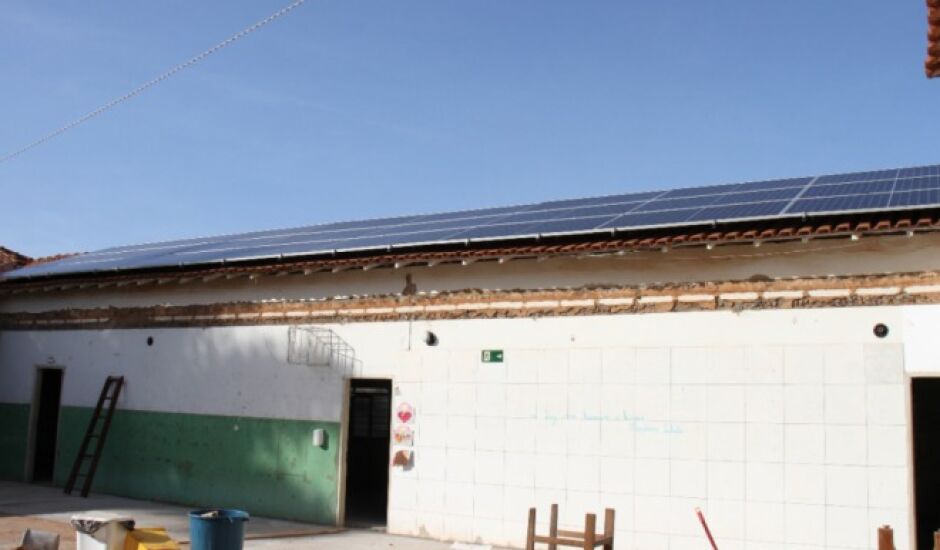 Serão instaladas um total de 560 placas solares nas usinas de micro geração com expectativa de geração de 440MWh/ano e a energia produzida excedente será utilizada para abatimento de consumo das demais escolas.