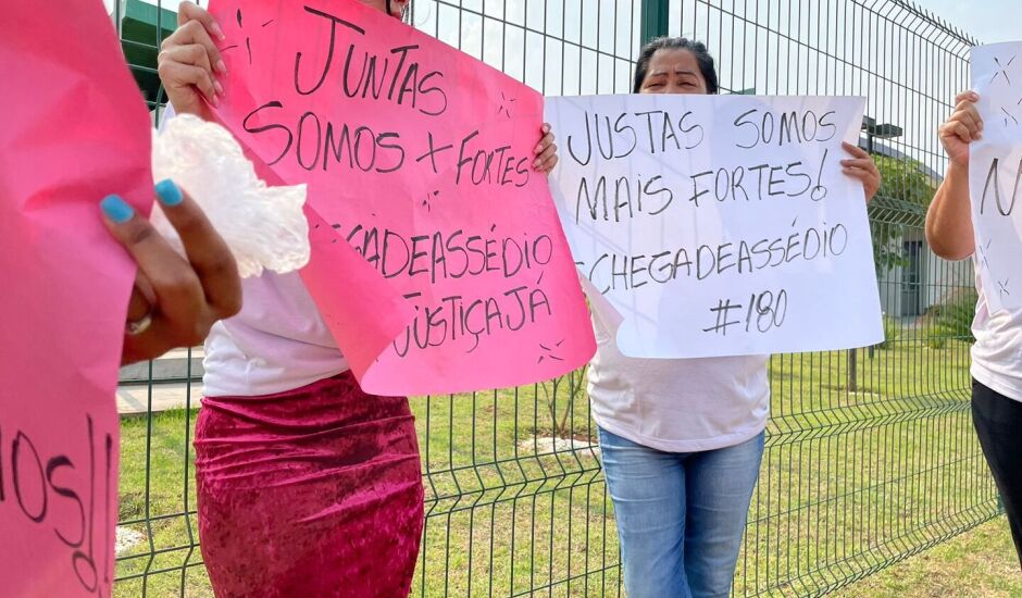 Grupo de mulheres espera ex-prefeito em frente à Casa da Mulher Brasileira