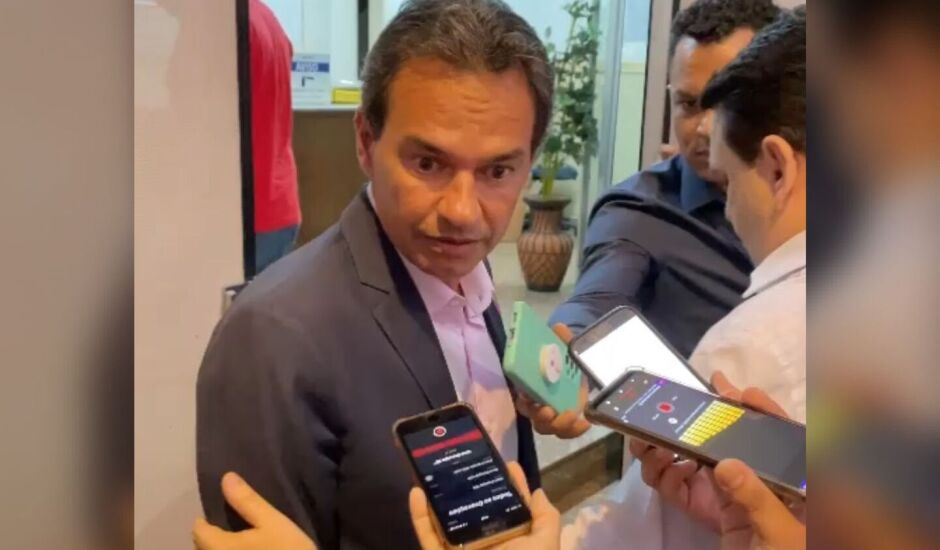 Ex-prefeito chegou atrasado para debate político em veículo de comunicação na capital