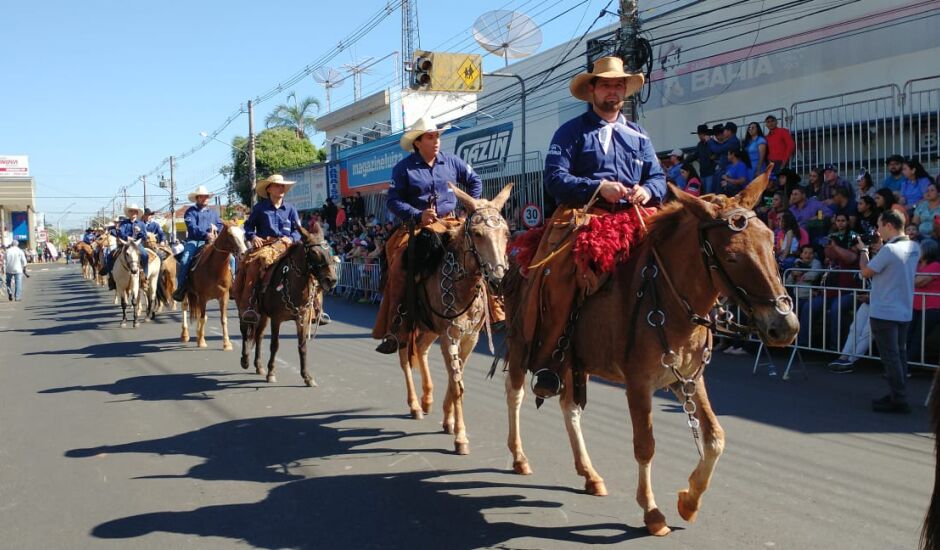 Foi realizada na manhã deste domingo (25) em Paranaíba a 32ª Cavalgada Municipal 2023