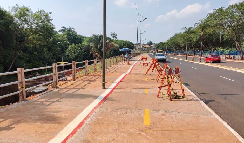 A obra de revitalização da Avenida Filinto Muller cedeu um mês após ser concluída e entregue pela Prefeitura Municipal de Campo Grande