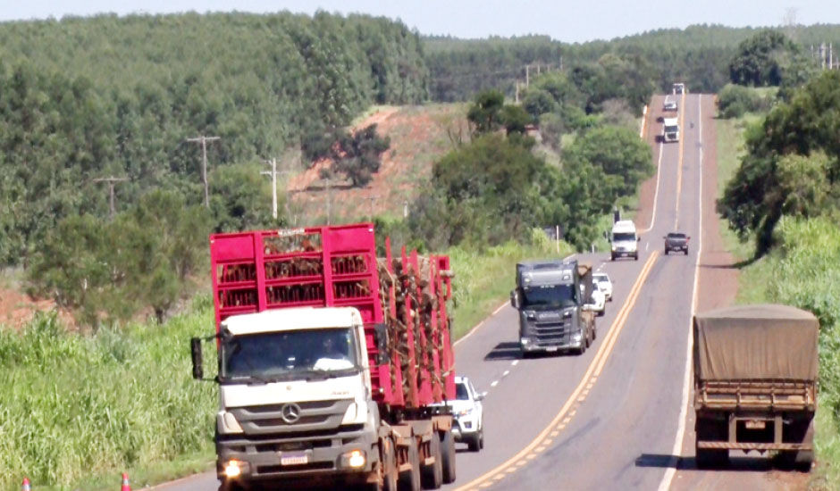 Tráfego intenso de veículos pesados reforça necessidade de duplicação das rodovias