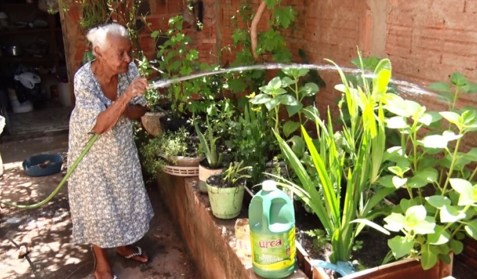 Dona Albina adora cuidar e aguar as plantas do quintal e fazer a própria comida.