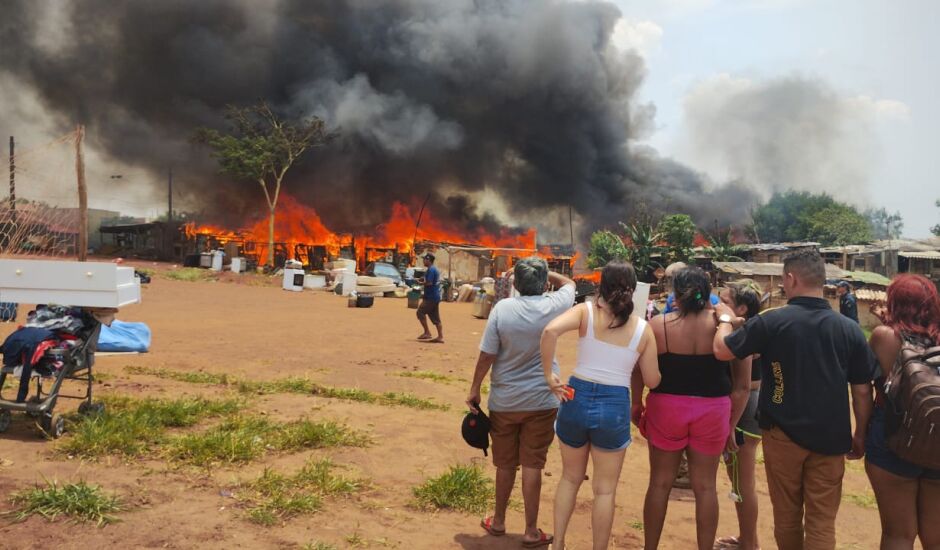 A comunidade Mandela foi cenário de de incêndio na quinta-feira (16); algumas famílias ainda permanecem no local 