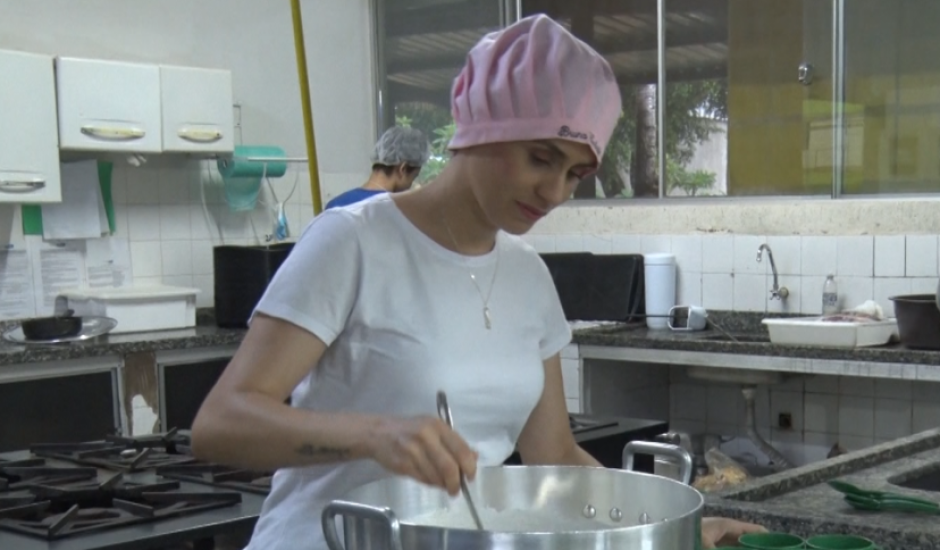 Bruna trabalha na cozinha da Escola Estadual Padre João Tomes, no bairro Vila Piloto, em Três Lagoas.