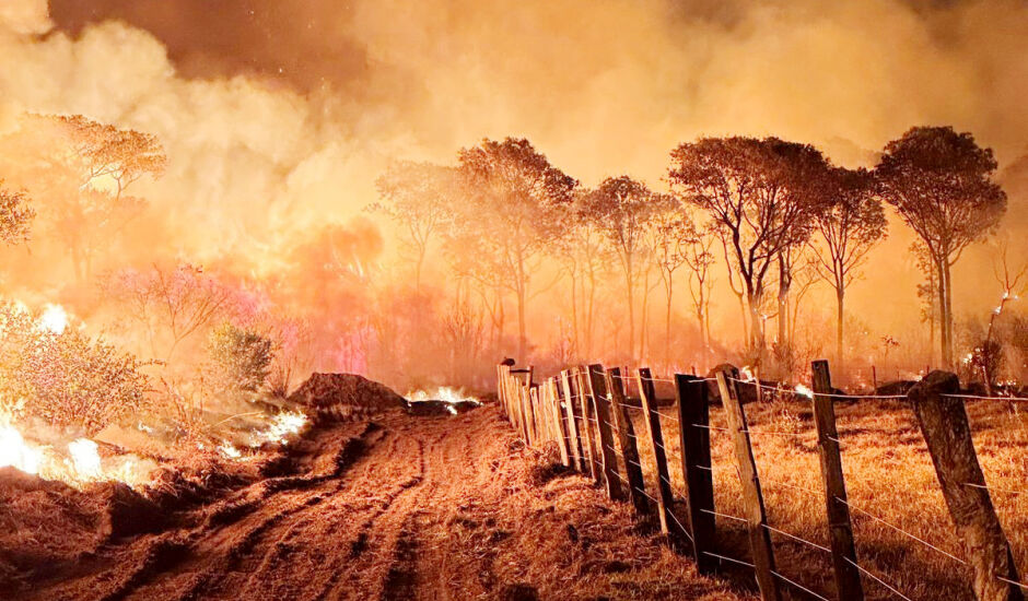 Fumaça dos incêndios se espalha pelo Estado e traz risco para rodovia