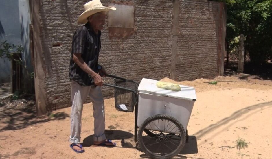 Severiano mora há 40 anos em Três Lagoas, e trabalha vendendo picolé nas ruas da cidade há 30 anos.