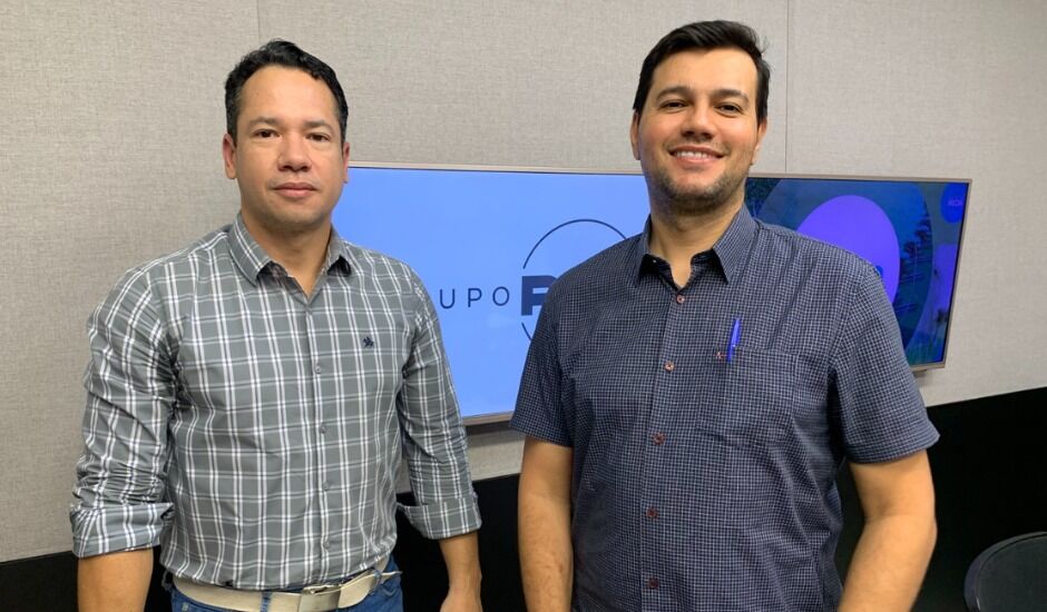 Fabiano Reis e André Luiz Nunes no estúdio da rádio CBN CG