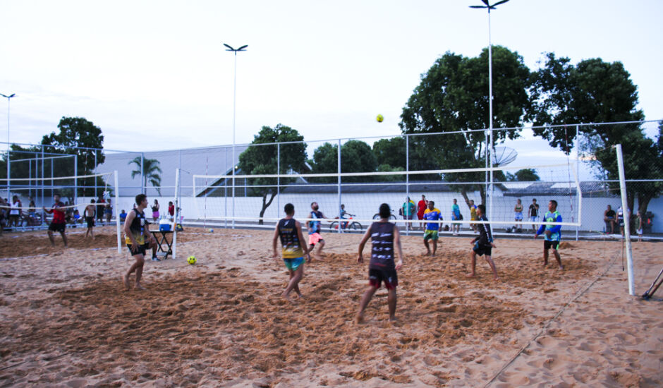 Competições em 10 modalidades esportivas na Praça Poliesportiva no bairro Santo Antônio