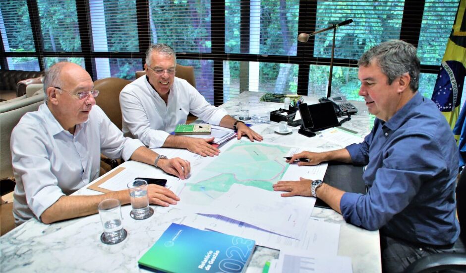 Governador Riedel se reuniu com o prefeito de Ponta Porã, Eduardo Campos e Secretário de Estado de Infraestrutura e Logística, Hélio Peluffo