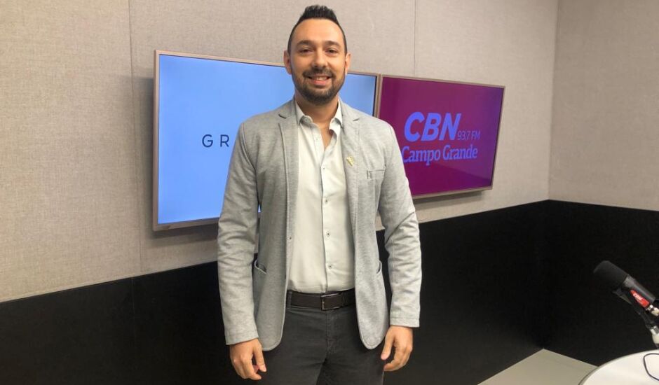Renato Nacer, coordenador do curso de Fisioterapia da Unigran Capital no estúdio da rádio CBN-CG