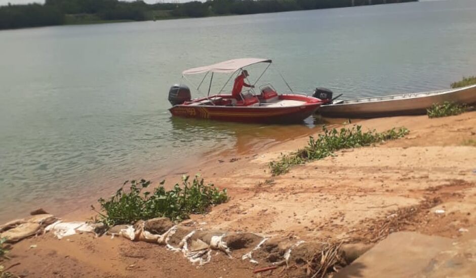 Homem pescava em aterro da Usina Hidroelétrica quando avistou a PMA e pulou no rio Paraná.