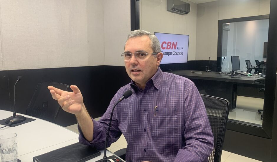 Colunista Edir Viégas durante participação no Jornal CBN Campo Grande.